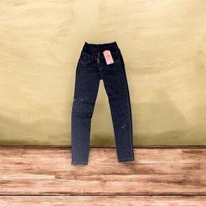 Bright blue Colombian women's jeans that lift and shape the buttocks.